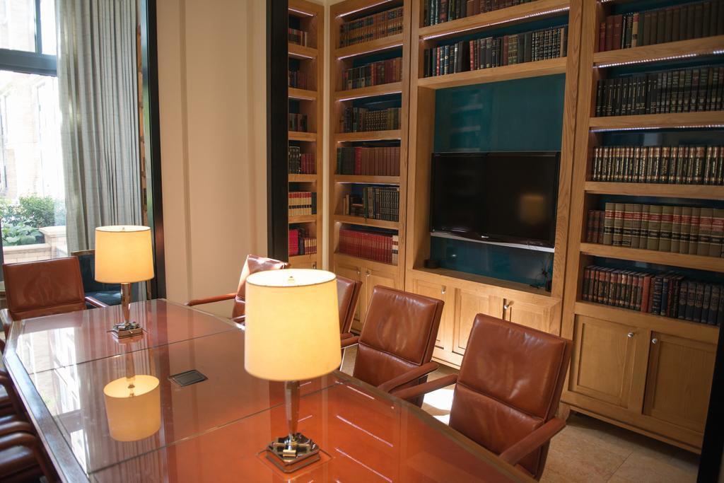 Crystal Quarters Corporate Housing At The Gramercy Арлингтон Номер фото
